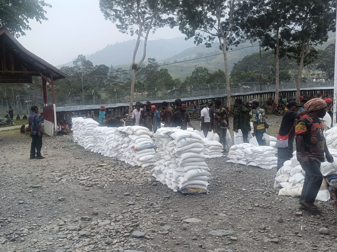 Distrik Ilu Salurkan 10 Ton Beras Raskin untuk 20 Kampung di Puncak Jaya
