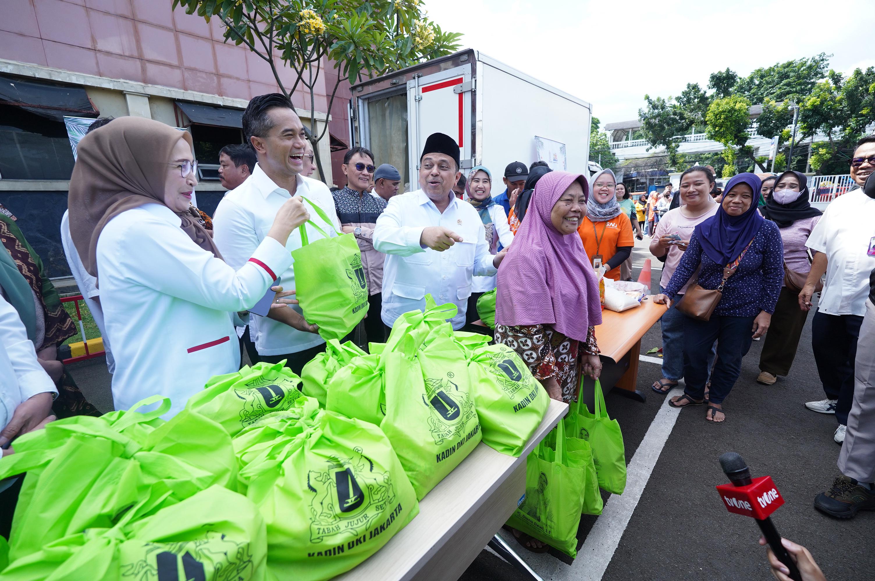 Realisasikan Quick Win, Kadin Provinsi DKI Jakarta Salurkan 25.000 Paket Sembako Murah